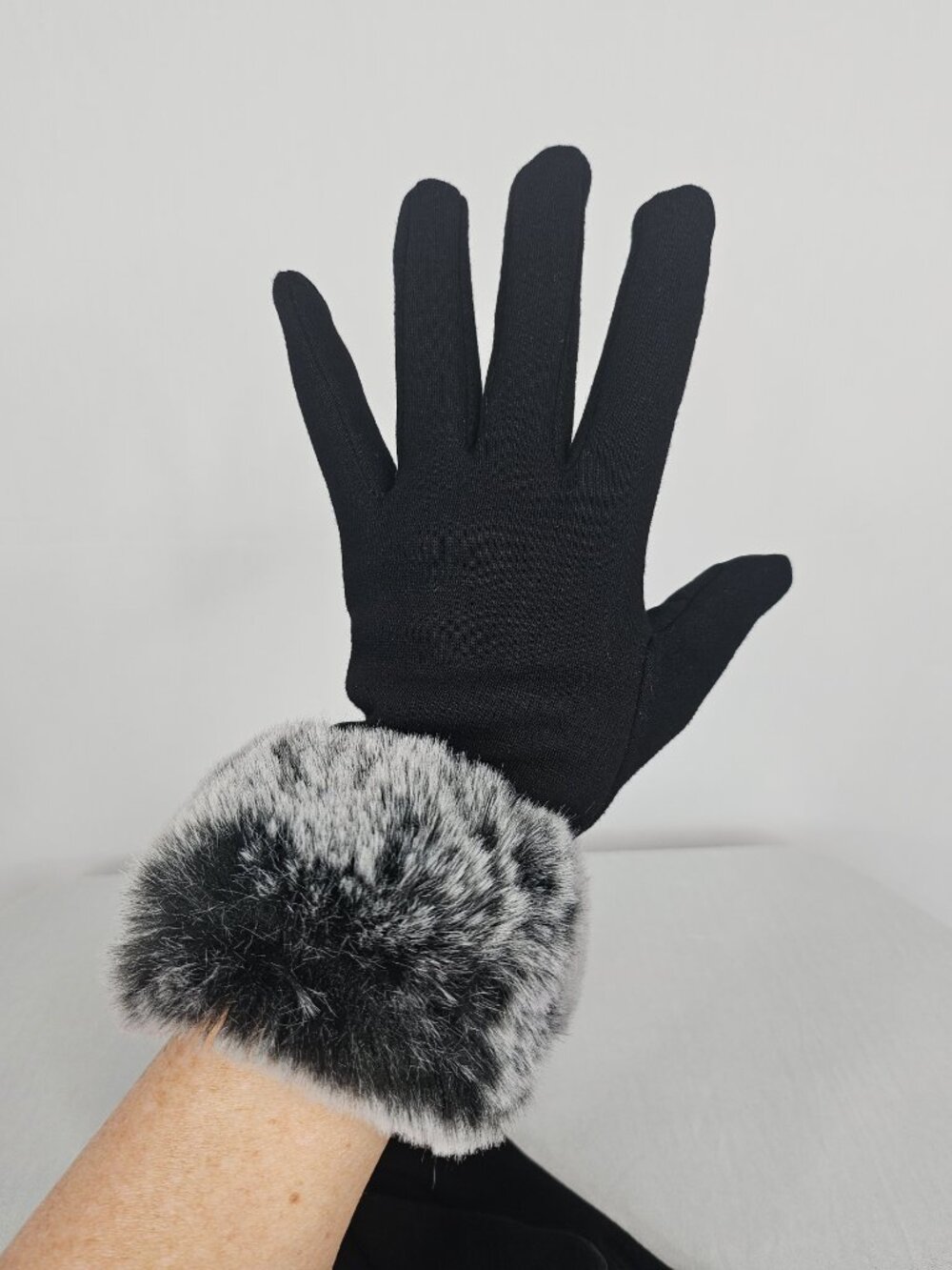 2 Chic Touchscreen Gloves | Faux Fur Cuff | Black Gray | Small NWOT